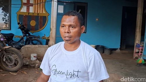Pemilik kos Kalifornia, Maks Sabaat (34) saat diwawancarai detikBali di halaman kosnya di Desa Penfui Timur, Kecamatan Kupang Tengah, Kabupaten Kupang, NTT. (Yufengki Bria/detikBali)