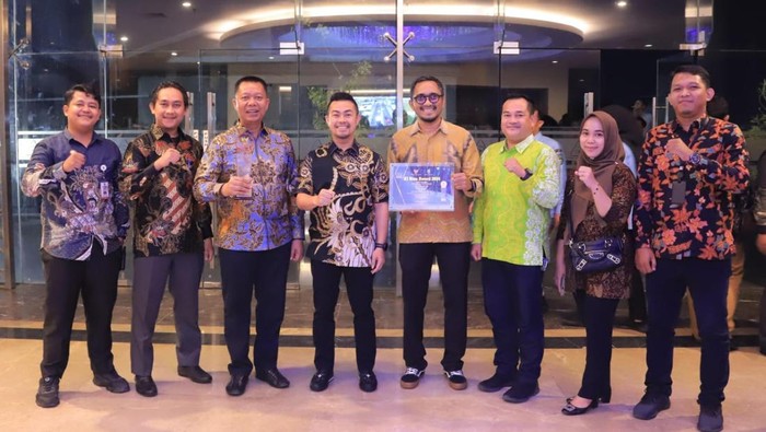 Pemkot Pekanbaru mendapatkan penghargaan dari KI Riau (Foto: Istimewa)