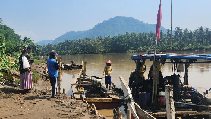 Penambang pasir tradisional di Sungai Cimandiri, Sukabumi