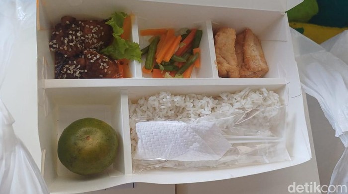 Penampakan menu makan bergizi gratis di SD 103 Hasanuddin Maros.
