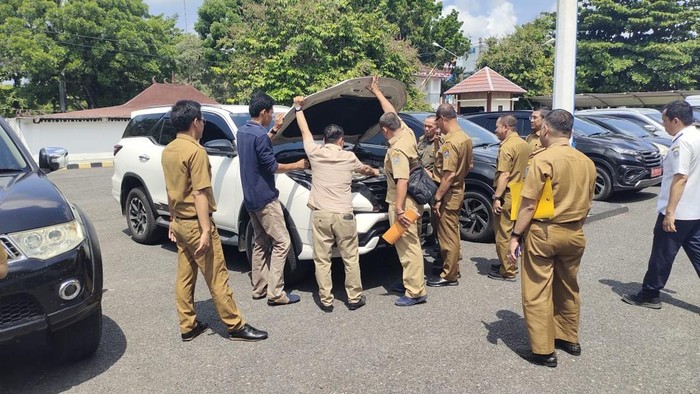 Penjabat Bupati Kabupaten OKU M Iqbal Alisyahbana mengecek kendaraan dinas di DPRD OKU
