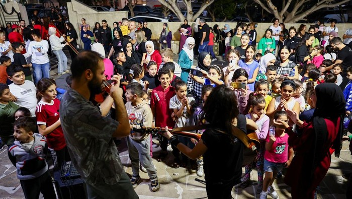 Displaced and refugee children attend a charity event where Lebanese singer Joy Fayad and musician Oliver Maalouf perform, amid the ongoing hostilities between Hezbollah and Israeli forces, in Dbayeh, Lebanon November 9, 2024. REUTERS/Emilie Madi