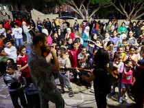 Penyanyi Lokal Hibur Anak-anak di Pengungsian Lebanon