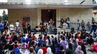 Anak-anak terlantar dan pengungsi menghadiri acara amal yang menampilkan penyanyi Lebanon Joy Fayad dan musisi Oliver Maalouf di Dbayeh, Lebanon, Sabtu (9/11/2024). 