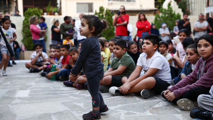 Displaced and refugee children attend a charity event where Lebanese singer Joy Fayad and musician Oliver Maalouf perform, amid the ongoing hostilities between Hezbollah and Israeli forces, in Dbayeh, Lebanon November 9, 2024. REUTERS/Emilie Madi