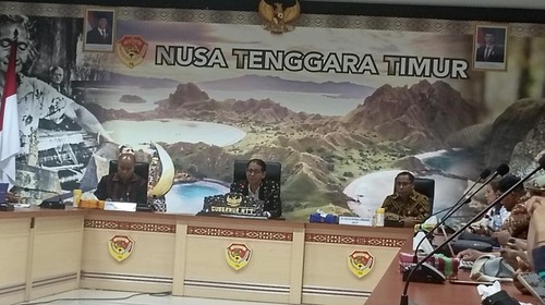 Pertemuan Pj Gubernur NTT, Andriko Noto Susanto, dan Plt Dirut Bank NTT, Yohanes Landu Praing, dengan awak media, Rabu (13/11/2024). (Simon Selly/detikBali)