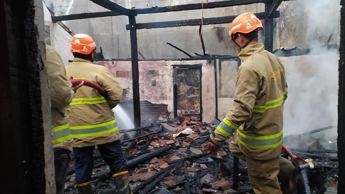 Petugas damkar memadamkan kebakaran rumah milik warga Kalasan, Sleman, Rabu (13/11/2024).