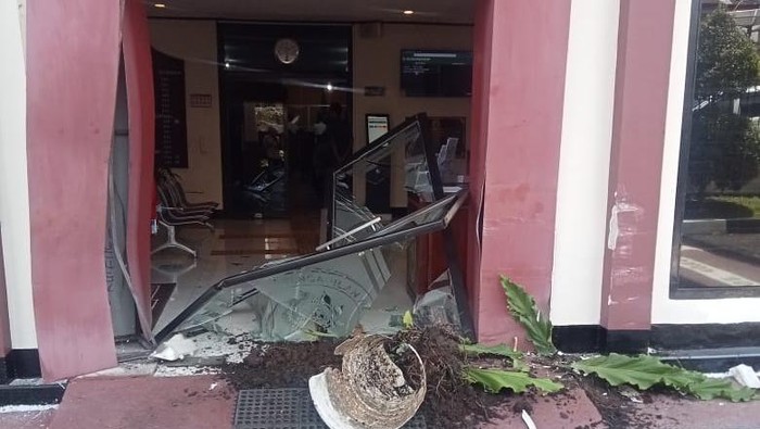Pintu kaca kantor Pengadilan Negeri Ruteng di Manggarai, Nusa Tenggara Timur (NTT) rusak ditabrak mobil milik pengacara, Marsel Nagus Ahang, Rabu (13/11/2024).