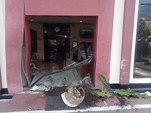 Mobil Pengacara Tabrak Pintu Pengadilan Negeri Ruteng NTT
