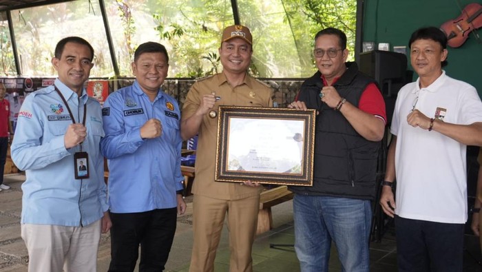 Pj Bupati OKU, M Iqbal Alisyahbana memberikan penghargaan terhadap tujuh rumah makan yang taat pajak di OKU