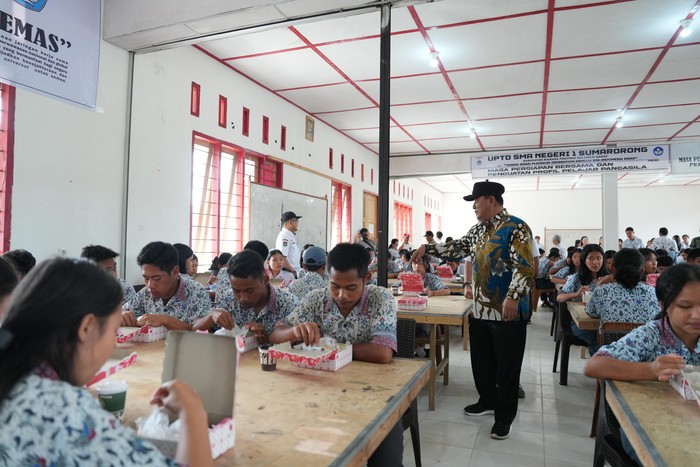 Pj Gubernur Uji Coba Makan Bergizi Gratis di Pelosok Sulbar