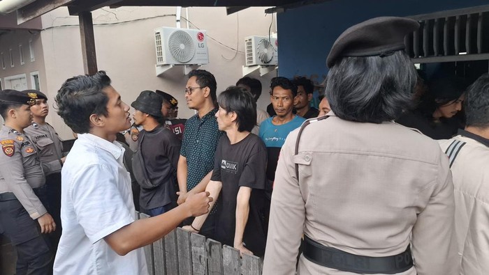 Polda Kaltim dan Polresta Balikpapan saat menggerebek kampung narkoba di Balikpapan.