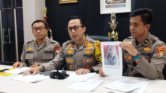 Polda Metro Jaya menangkap FD (49) wanita yang menawarkan kerja sama proyek alat kesehatan (alkes) saat pandemi COVID-19 tahun 2022 di Pemerintah Kota Jakarta Timur. (Kurniawan F/detikcom)