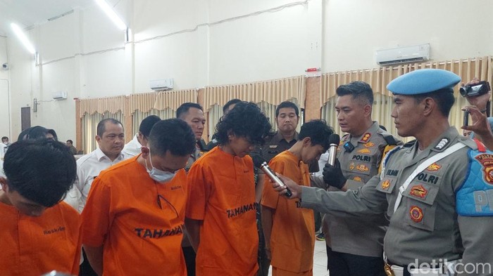 Polisi membongkar kasus penimbunan pupuk dan BBM bersubsidi
