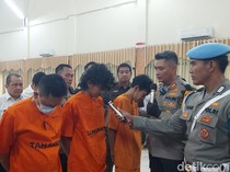Bisnis Curang 5 Pria di Cimahi Timbun Pupuk-BBM Bersubsidi
