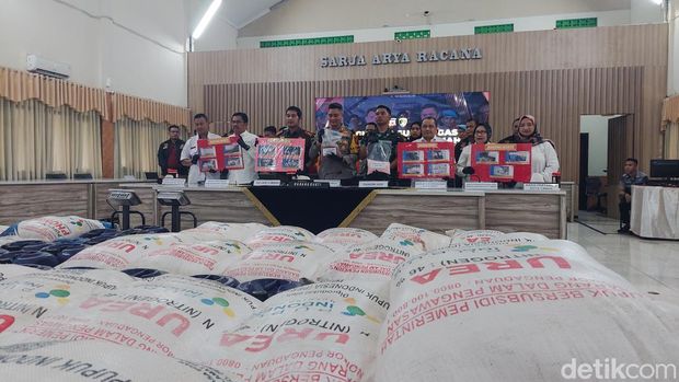 Polisi membongkar kasus penimbunan pupuk dan BBM bersubsidi