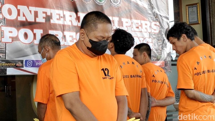 Polisi menangkap Wahyu, pria yang menjual pacarnya untuk seks threesome di Kuta Utara, Badung, Bali, Rabu (13/11/2024).
