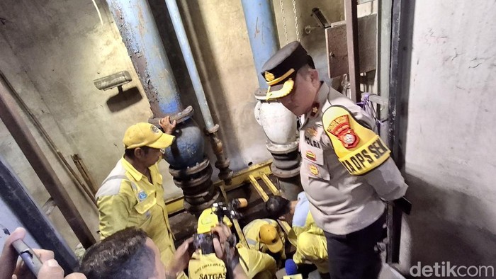 Polisi mengungkap peran SL dan S tersangka pencurian kabel pompa air di Underpass Angkasa, Jakarta Pusat (Jakpus) (Taufiq S/detikcom)