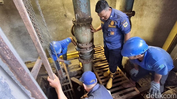 Polisi mengungkap peran SL dan S tersangka pencurian kabel pompa air di Underpass Angkasa, Jakarta Pusat (Jakpus) (Taufiq S/detikcom)