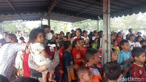 Polwan melakukan trauma healing kepada anak-anak korban erupsi Gunung Lewotobi Laki-laki di Flores Timur, NTT, Rabu (13/11/2024).