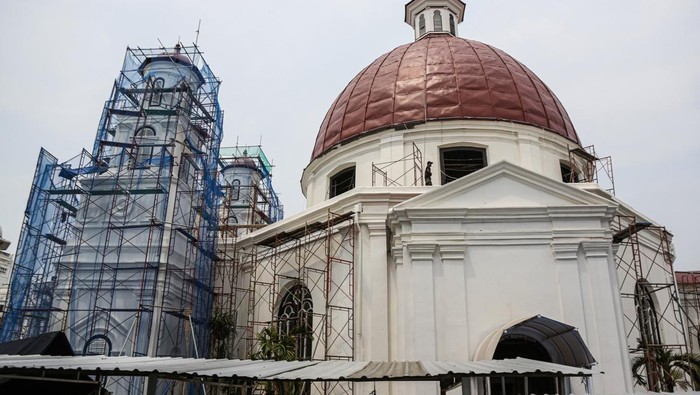 Potret Rehabilitasi Bangunan Cagar Budaya Gereja Blenduk Semarang Pekerja menyelesaikan proyek rehabilitasi bangunan Cagar Budaya Nasional Gereja Immanuel atau Blenduk di kawasan Kota Lama, Semarang, Jawa Tengah, Selasa (12/11/2024). Program rehabilitasi cagar budaya Gereja Blenduk yang dilakukan oleh Kementerian PUPR dengan menggunakan biaya APBN 2024 senilai Rp26,2 miliar tersebut telah mencapai 71 persen dan ditargetkan selesai pada Desember 2024. ANTARA FOTO/Makna Zaezar/agr