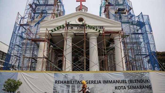 Potret Rehabilitasi Bangunan Cagar Budaya Gereja Blenduk Semarang Pekerja menyelesaikan proyek rehabilitasi bangunan Cagar Budaya Nasional Gereja Immanuel atau Blenduk di kawasan Kota Lama, Semarang, Jawa Tengah, Selasa (12/11/2024). Program rehabilitasi cagar budaya Gereja Blenduk yang dilakukan oleh Kementerian PUPR dengan menggunakan biaya APBN 2024 senilai Rp26,2 miliar tersebut telah mencapai 71 persen dan ditargetkan selesai pada Desember 2024. ANTARA FOTO/Makna Zaezar/agr