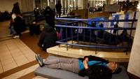Ledakan menggelegar di Kyiv pada Rabu (13/11) pagi setelah para pejabat mengatakan Rusia melancarkan serangan rudal pertamanya di ibu kota Ukraina sejak Agustus. Warga Ukraina khawatir serangan itu dapat memberikan pukulan baru pada sistem energi yang terhambat dan menyebabkan pemadaman listrik yang lama saat musim dingin tiba.  