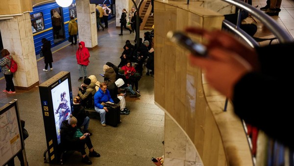 Potret Warga Berlindung di Stasiun Metro Saat Ukraina Siaga Tinggi