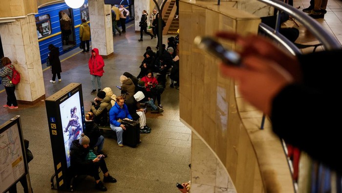 Potret Warga Berlindung di Stasiun Metro Saat Ukraina Siaga Tinggi People take shelter inside a metro station during a Russian military attack, amid Russia's attacks on Ukraine, in Kyiv, Ukraine November 13, 2024. REUTERS/Alina Smutko