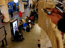 Potret Warga Berlindung di Stasiun Metro Saat Ukraina Siaga Tinggi