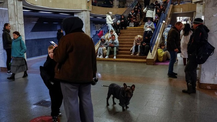 People take shelter inside a metro station during a Russian military attack, amid Russia's attacks on Ukraine, in Kyiv, Ukraine November 13, 2024. REUTERS/Alina Smutko