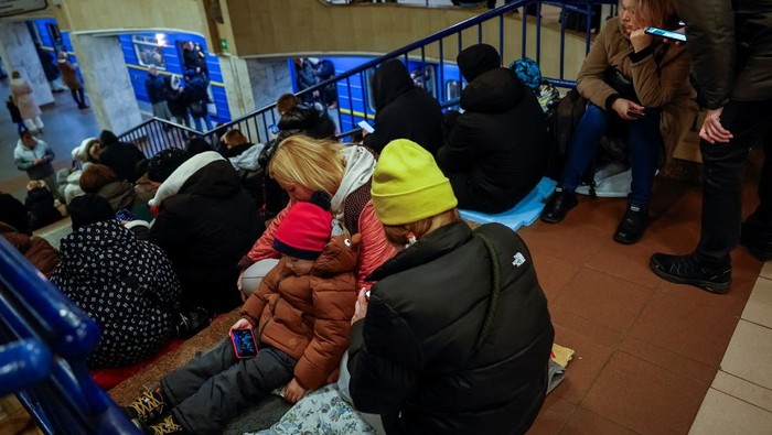 Potret Warga Berlindung di Stasiun Metro Saat Ukraina Siaga Tinggi People take shelter inside a metro station during a Russian military attack, amid Russia's attacks on Ukraine, in Kyiv, Ukraine November 13, 2024. REUTERS/Alina Smutko