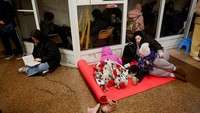 Beberapa wilayah dan bagian Kyiv tidak memiliki listrik, dan orang-orang berkumpul di stasiun metro kota - yang telah berfungsi sebagai tempat perlindungan bom sejak dimulainya perang Rusia di Ukraina pada Februari 2022.  