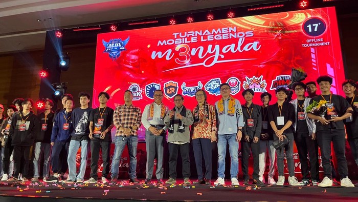 Pramono Anung bermain game Mobile Legends (ML) dalam acara Turnamen Mobile Legends Menyala