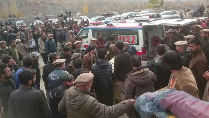 A bus carrying 25 passengers returning from a wedding plunged into a river in Gilgit-Baltistan, in northern Pakistan, officals told AFP on November 13, adding the bride had survived (-) (-/Gilgit Baltistan Emergency Service (Rescue 1122)/AFP