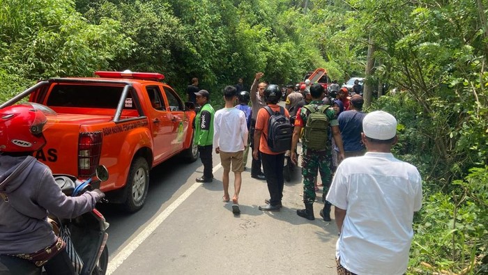 Proses evakuasi pemotor dan anaknya jatuh ke jurang 20 meter di Bandongan Magelang, Rabu (13/11/2024).