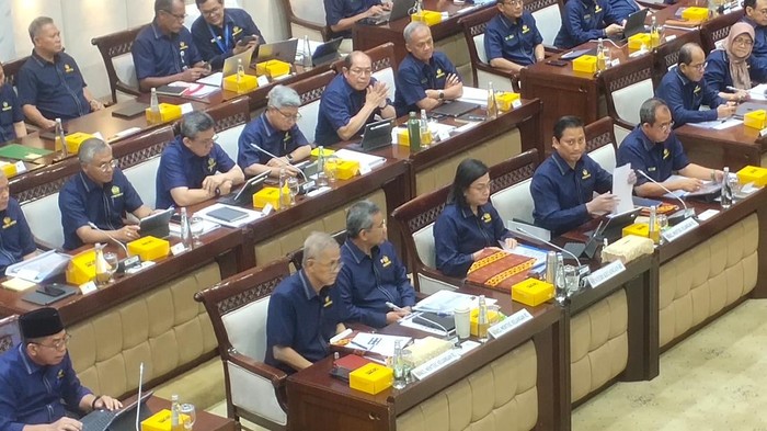 Rapat Perdana di DPR, Srimul Kenalkan Trio Wamenkeu.