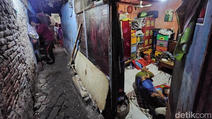 Warga beraktivitas di permukiman padat penduduk Tanah Tinggi, Johar Baru, Jakarta Pusat, Rabu (13/11/2024). Menteri Perumahan dan Kawasan Permukiman (PKP) Maruarar Sirait berencana membangun tiga bangunan rumah vertikal di Kelurahan Tanah Tinggi, Kecamatan Johar Baru, Jakarta. Ia ingin mencontoh rumah vertikal yang sudah terbangun di kawasan tersebut untuk membantu warga memiliki hunian layak.