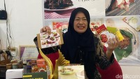 Sri Yuliastuti atau akrab disapa Uni Tutie adalah sosok dibalik Rendang Uni Tutie. Ia merintis usahanya ini sejak 2015. Foto: detikFood