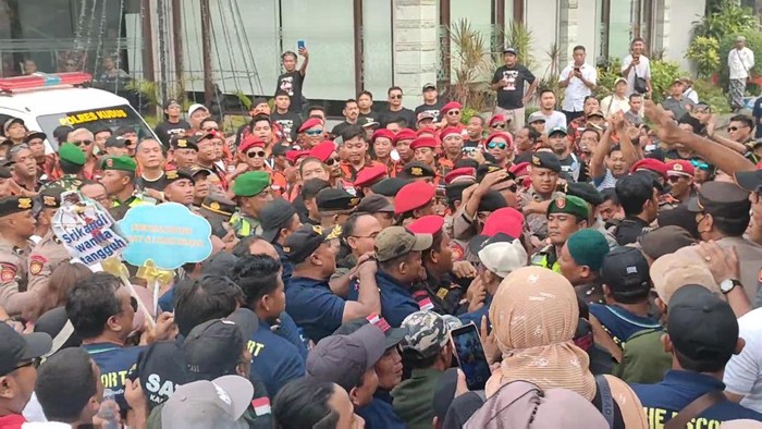 Kericuhan antar pendukung paslon Bupati dan Wakil Bupati Kudus saat debat, Rabu (13/11/2024).