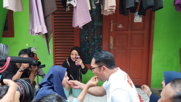 RK dan warga saling suap mangga (Fawdi/detikcom)
