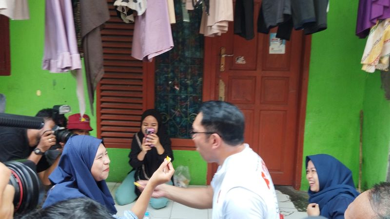 RK dan warga saling suap mangga (Fawdi/detikcom)