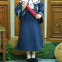 Tampil menggemaskan , Thania tampak mengenakan pakaian berwarna biru lengkap dengan toga di kepalanya. Rambut panjangnya tampak dikepang dua. Foto: Instagram/@ruben_onsu