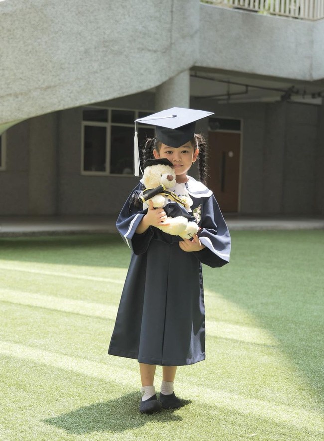 Berpose dalam berbagai gaya, Thania juga tampak membawa boneka teddy bear yang mengenakan toga mirip seperti dirinya. Lahir pada 5 Juni 2019, saat ini Thania sudah berusia 5 tahun. Foto: Instagram/@ruben_onsu