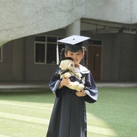 Berpose dalam berbagai gaya, Thania juga tampak membawa boneka teddy bear yang mengenakan toga mirip seperti dirinya. Lahir pada 5 Juni 2019, saat ini Thania sudah berusia 5 tahun. Foto: Instagram/@ruben_onsu