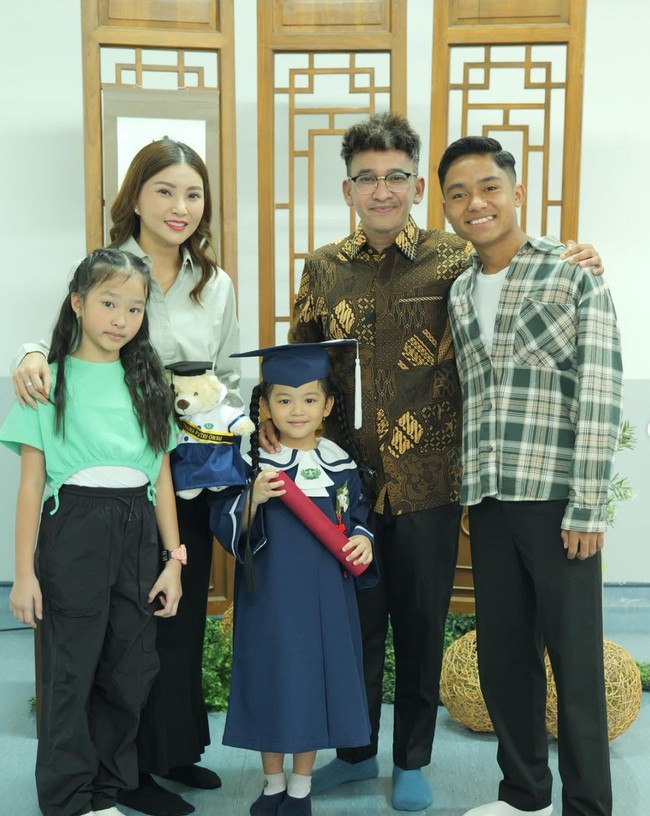 Yang tak kalah curi atensi ialah kehadiran kedua orangtua Thania, Sarwendah dan Ruben Onsu. Meski sudah resmi bercerai namun keduanya tetap teerlihat kompak mendampingi anak-anak mereka. Foto: Instagram/@ruben_onsu