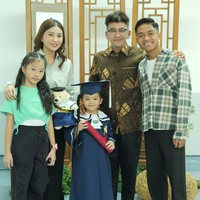 Yang tak kalah curi atensi ialah kehadiran kedua orangtua Thania, Sarwendah dan Ruben Onsu. Meski sudah resmi bercerai namun keduanya tetap teerlihat kompak mendampingi anak-anak mereka. Foto: Instagram/@ruben_onsu