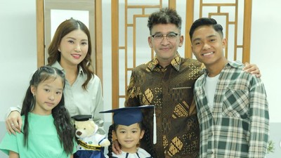 Potret Thania Lulus TK, Ruben Onsu & Sarwendah Tampil Kompak Dampingi Anaknya
