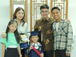 Potret Thania Lulus TK, Ruben Onsu & Sarwendah Tampil Kompak Dampingi Anaknya