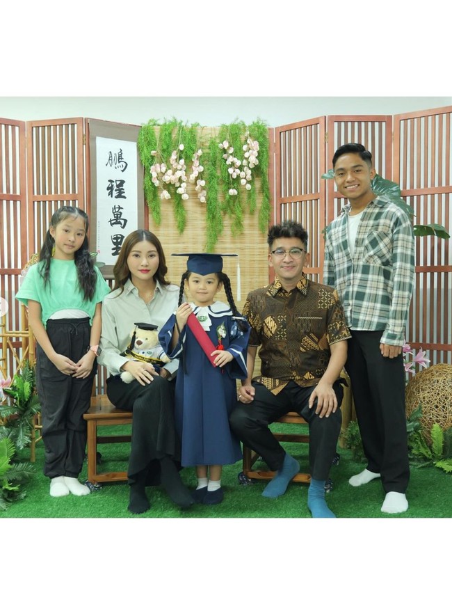 Selain Ruben dan Sarwendah, kedua kakak Thania, Betrand Peto dan Thalia juga tampak hadir. Bak keluarga yang masih utuh, kelimanya terlihat kompak berpose bersama. Foto: Instagram/@ruben_onsu